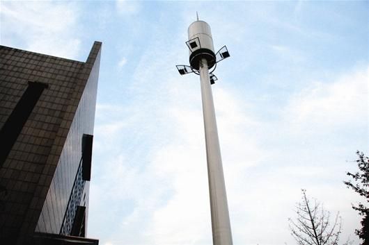 高杆灯或通讯塔安装好以后不直怎么办？